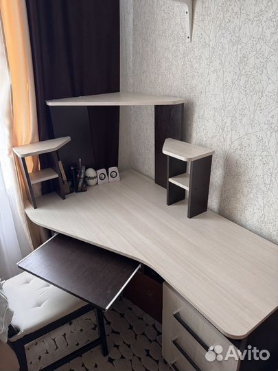 Угловой письменный стол с полками