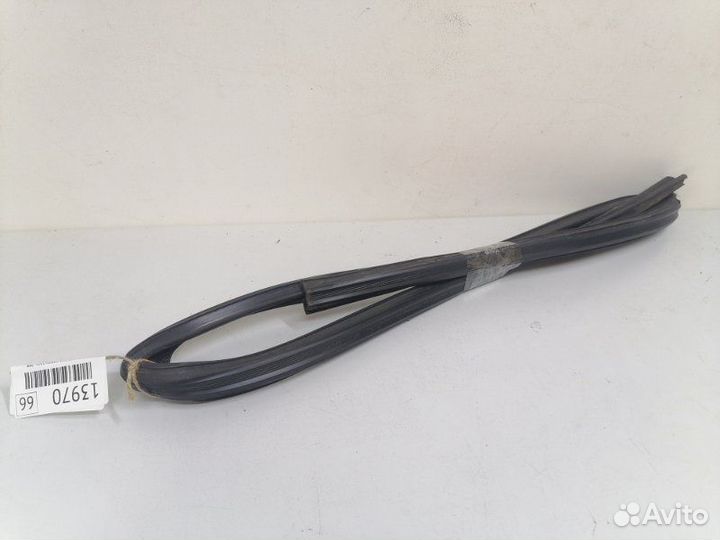 Уплотнитель стекла двери задний левый Mercedes