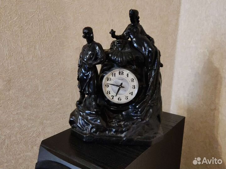 Статуэтка с часами