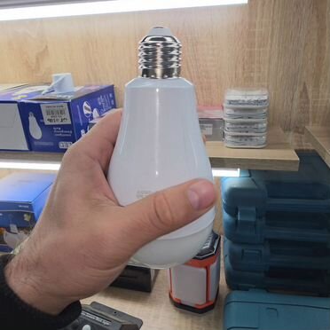 Умная лампочка с аккумулятором в патрон