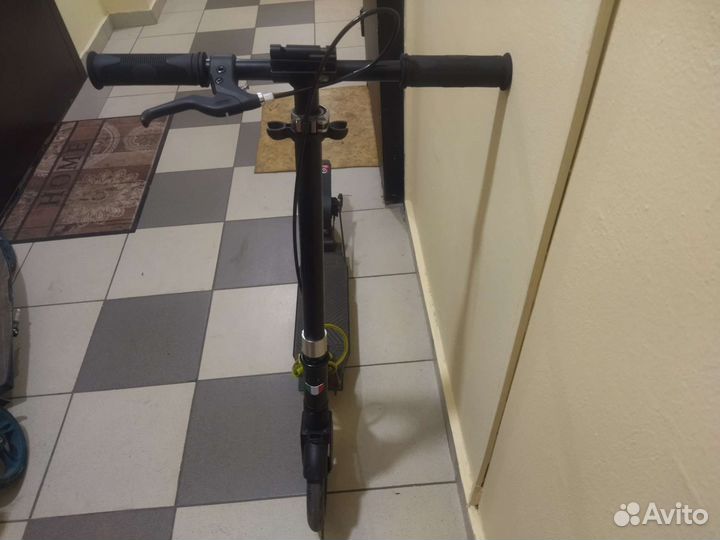 Самокат с ручным тормозом