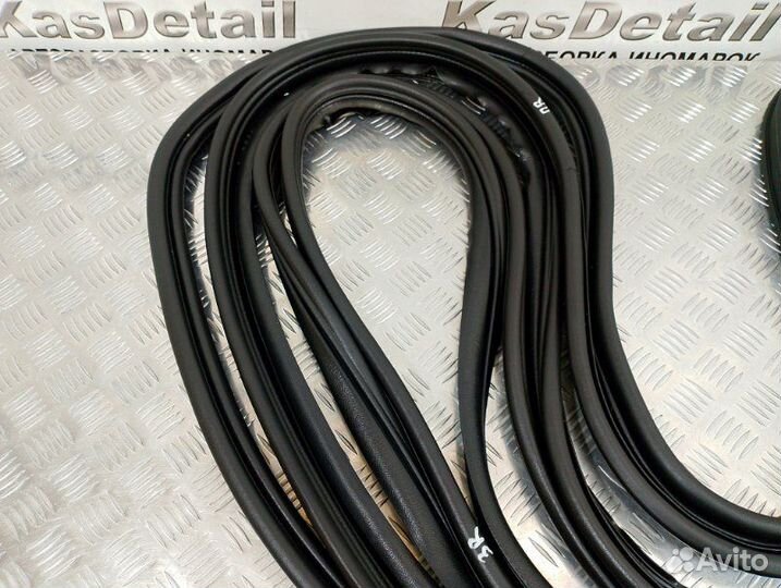 Уплотнительная резинка боковой двери Renault