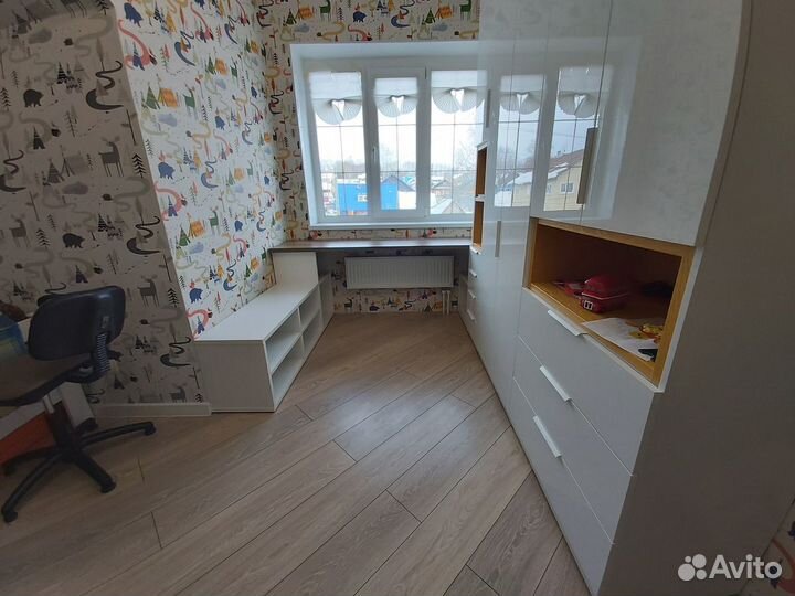 Письменный стол у окна на заказ