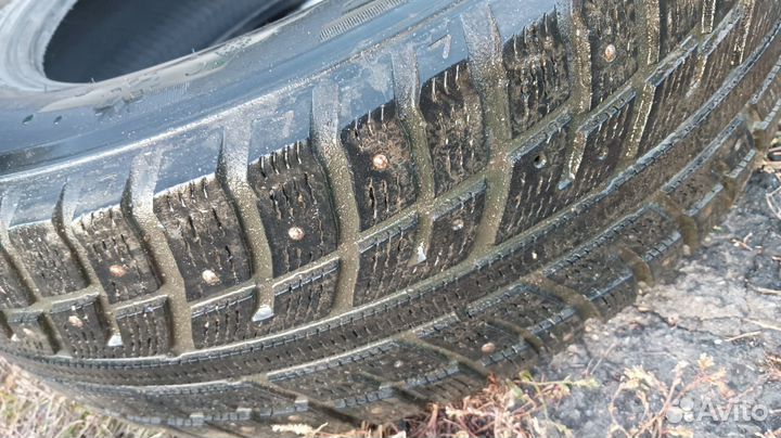 Kumho I'Zen Stud Snow KW11 215/60 R17