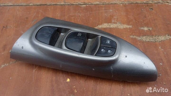 Блок управления стеклоподъемниками Nissan Juke F15