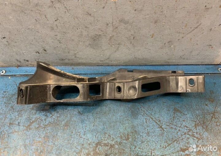 Крепление бампера переднее Volkswagen Passat B6