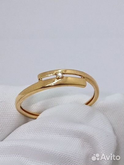 Кольцо с синтетическим камнем Золото