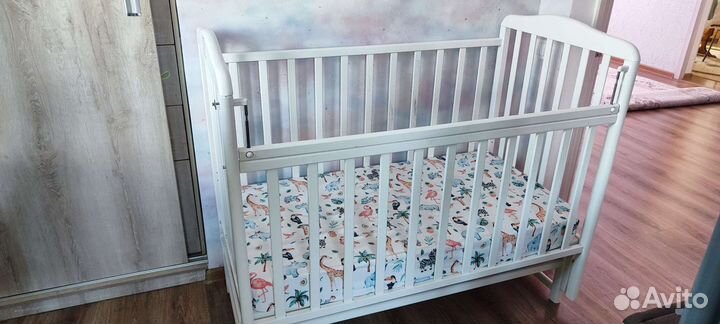Детская кроватка с продольным маятником и матрасом