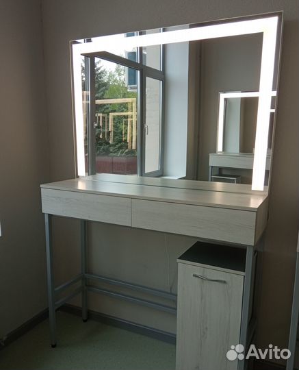 Гримерный стол с зеркалом, туалетный столик