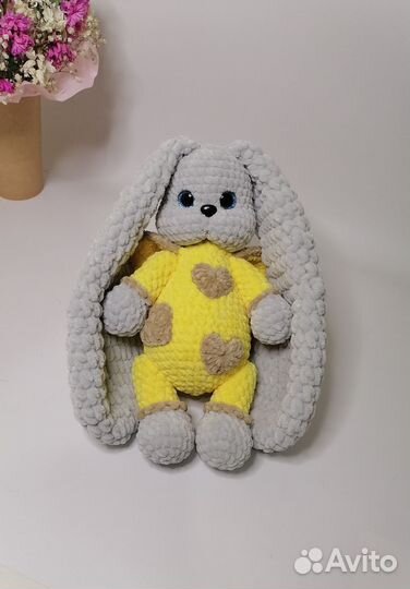 Зайка с длинными ушами в комбинезоне