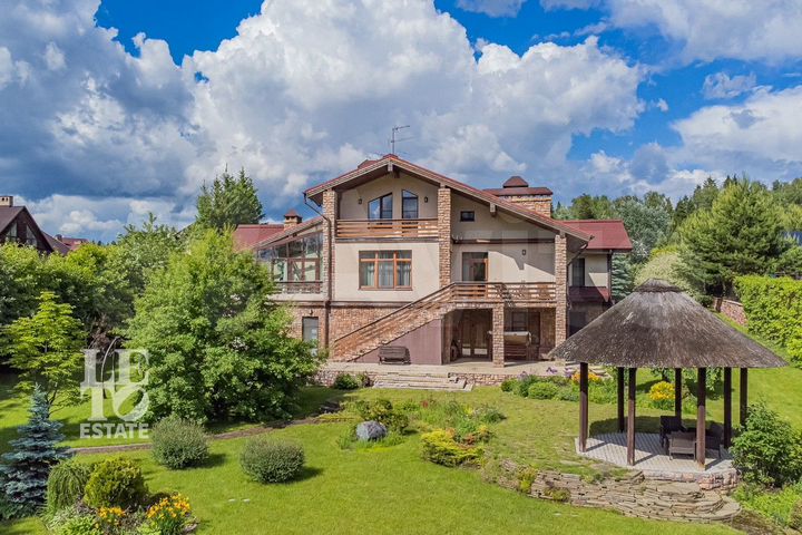 Дом 692,6 м² на участке 49,2 сот.