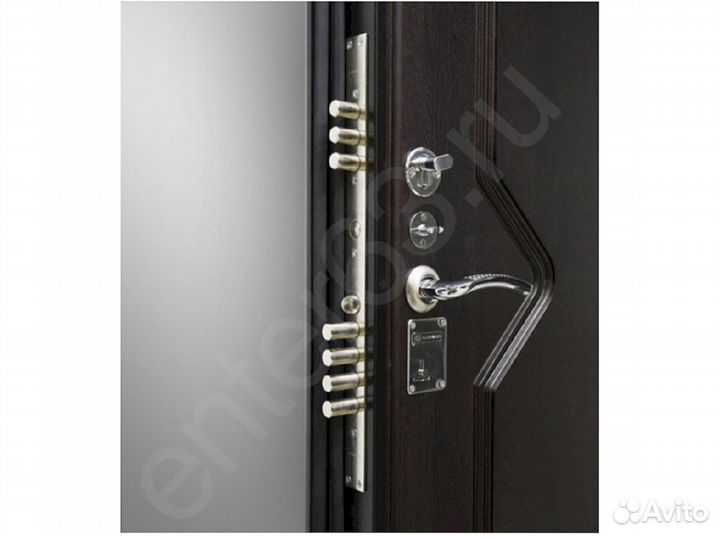 Входная дверь в частный дом