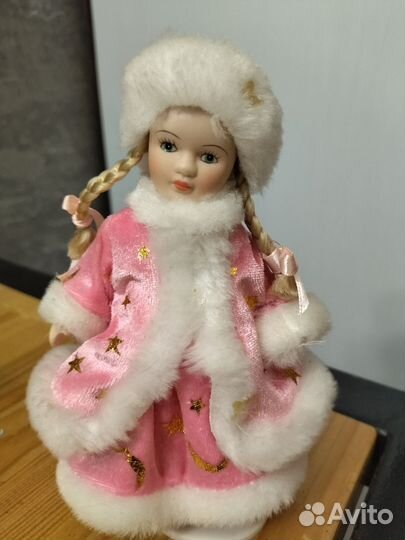 Кукла фарфоровая