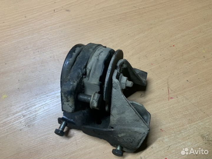 Подушка задняя МКПП vw t4 92г