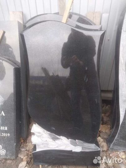 Памятники на Ириновском