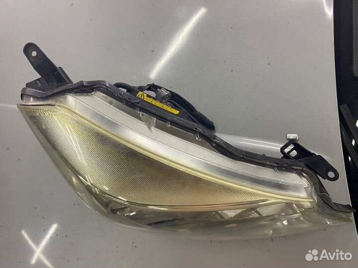 Фара Toyota Vitz KSP130 правая