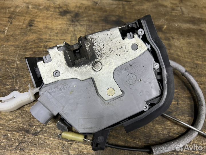Замок двери задний левый BMW E53 X5