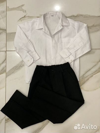 Белая рубашка и черные брюки 92