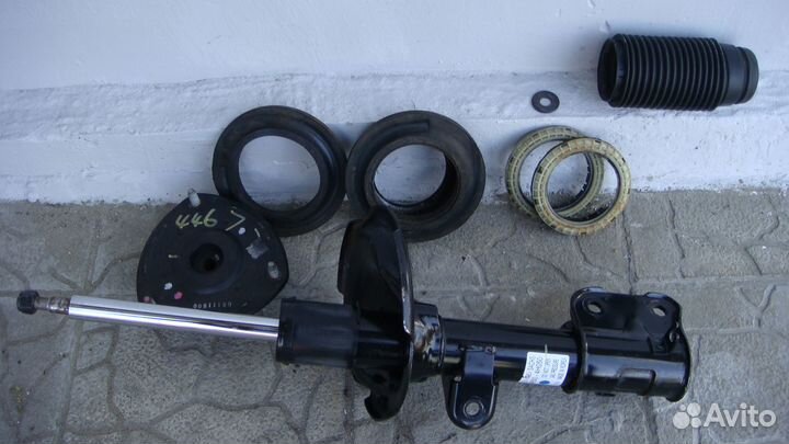 Стойка передняя левая на Хундай Гранд Старэкс