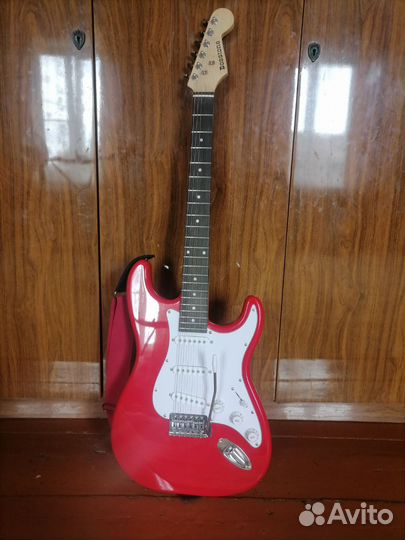 Электрогитара с комбиком и другими аксессуарами