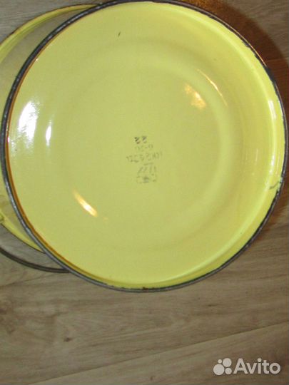 Эмалированное ведро с крышкой