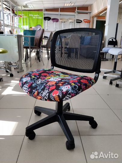 Кресло детское Бюрократ CH-296NX черный черепа