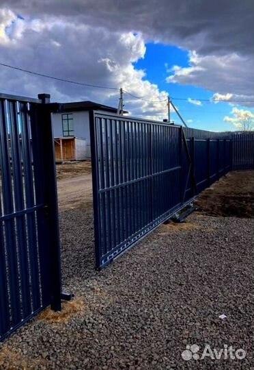 Забор из металлического штакетника в ло