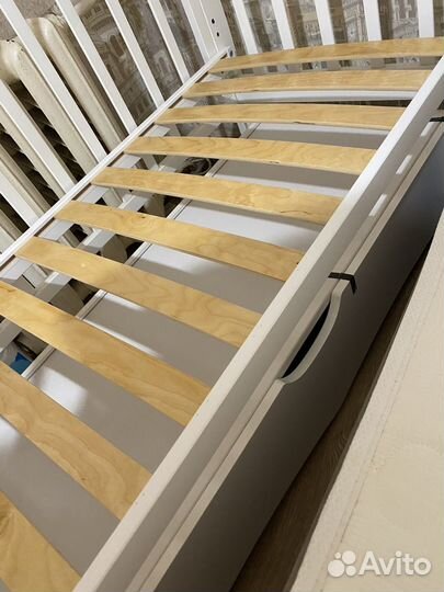 Детская кроватка с продольным маятником