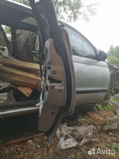 Три двери от Toyota Carina Е