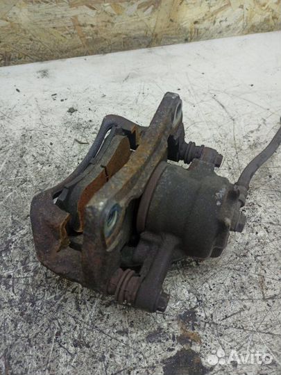 Тормозной суппорт передний левый Mitsubishi Colt