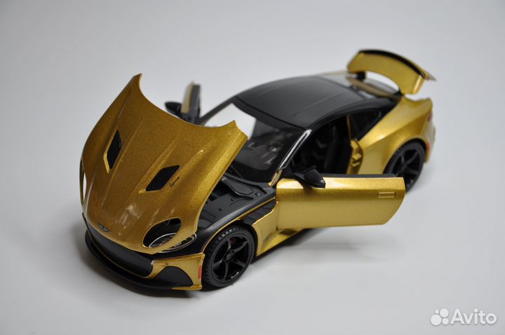 Модель автомобиля Aston Martin DBS металл