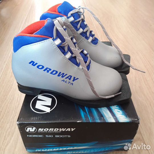 Лыжи и ботинки 30 р