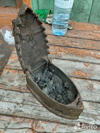 Старинный утюг на углях
