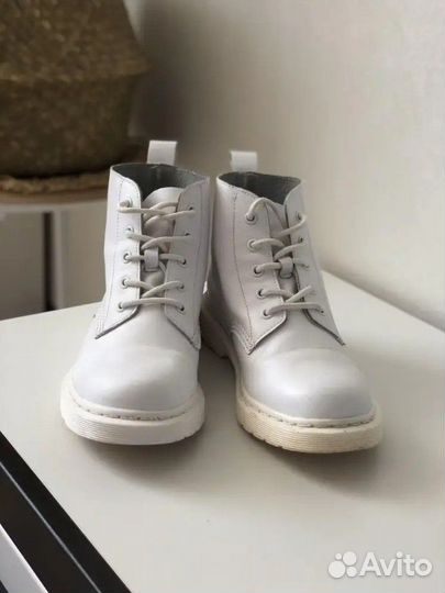 Белая краска для обуви (белые кроссовки )