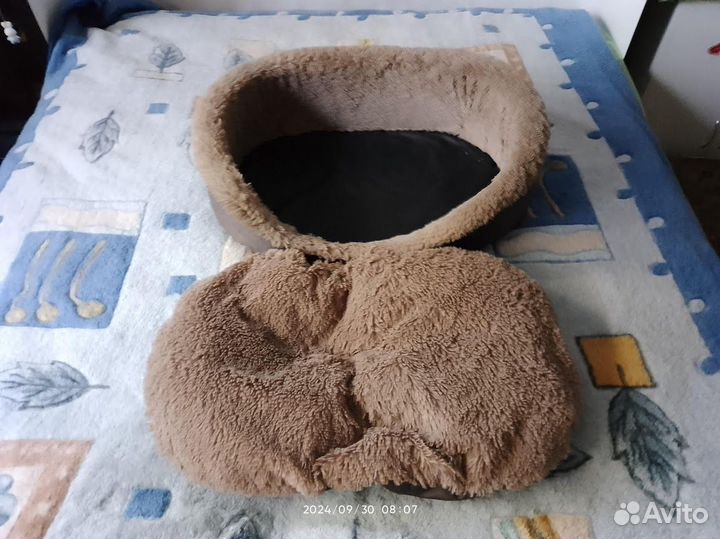 Лежанка для собаки и мисочки