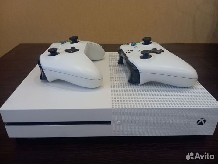 Xbox One s 2 геймпада
