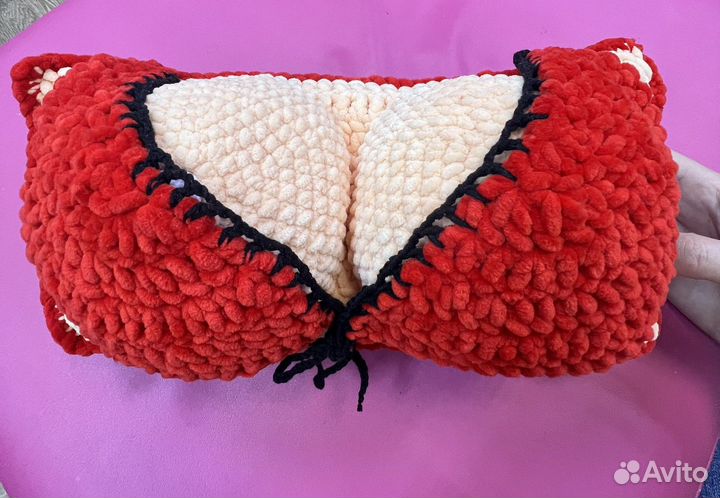 Вязанная подушка грудь