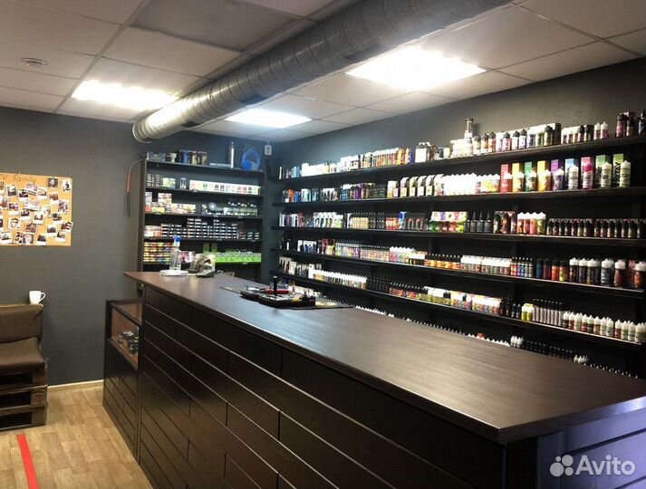 Табачный магазин с ассортиментом на продажу