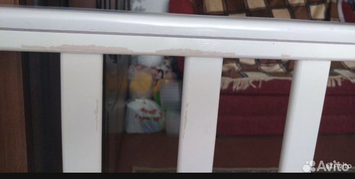 Детская кроватка с маятником белая