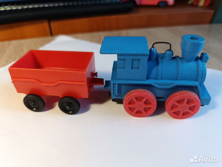 Паровозик с вагоном игрушка времён СССР