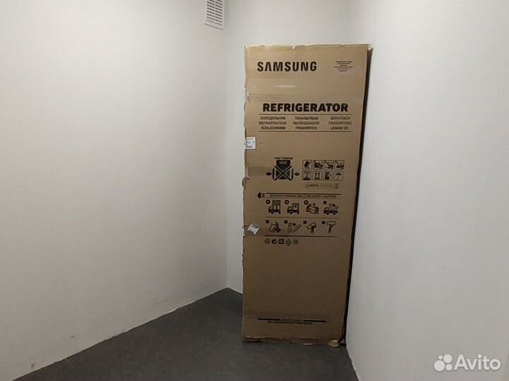 Холодильник двухкамерный новый Samsung