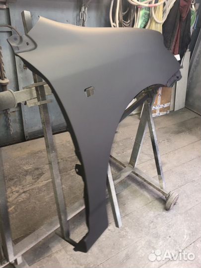 Переднее правое крыло на Toyota Corolla runx