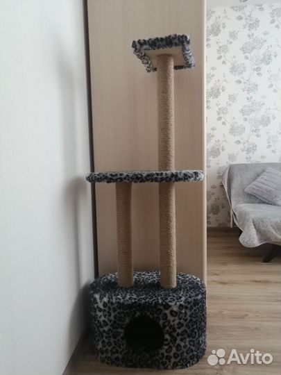 Кошачий домик с когтеточкой