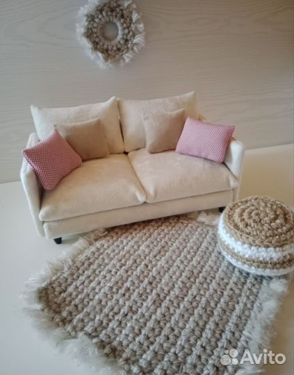 Диван и аксессуары для кукольного домика