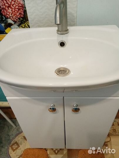 Раковина с тумбой, почти новая, для ванной бу