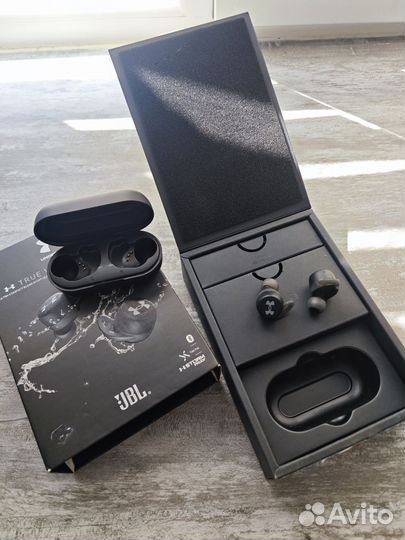 Беспроводные наушники JBL Under Armor Streak