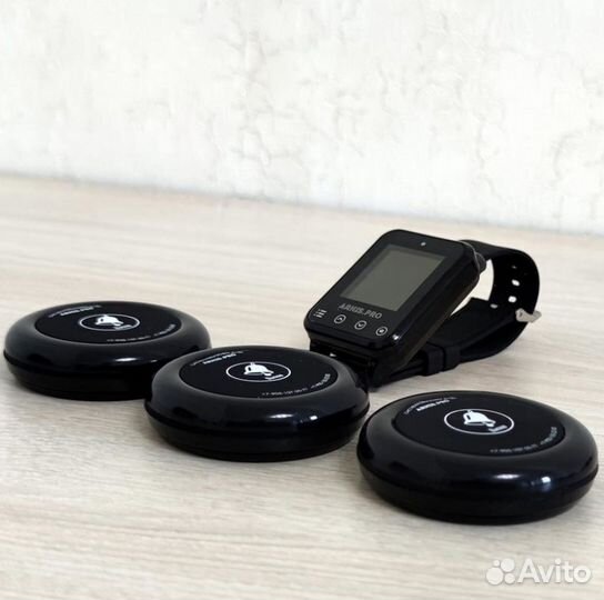 Кнопка вызова персонала и часы официанта