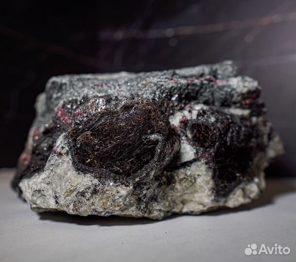 Флогопит, эвдиалит, апатит