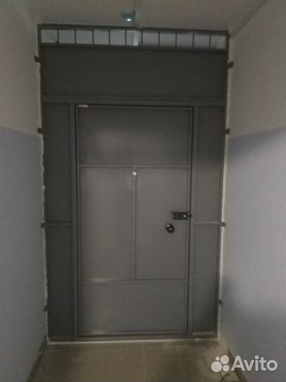 Тамбурная дверь в коридор