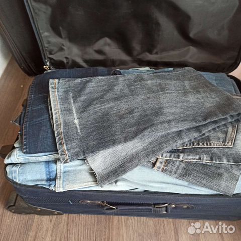 Целый чемодан с джинсами для рукоделия